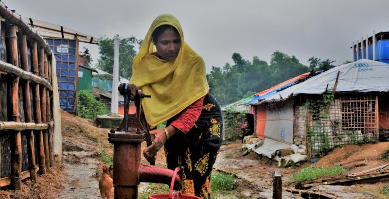 Ayesha, réfugiée Rohingyas au Bangladesh, collecte de l'eau pour ses deux filles de 10 et 18 ans.